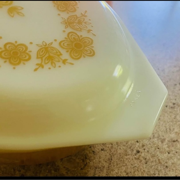 Pyrex Butterfly Gold Baking Dish - Picture 3 of 6